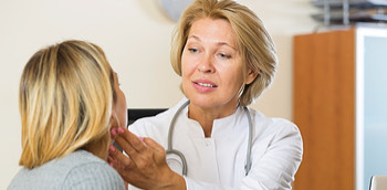 Dermatóloga pasando consulta a una paciente