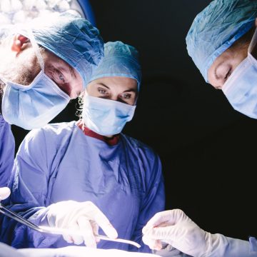 Tres médicos realizando un transplante