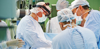 Médicos en el quirófano durante un trasplante