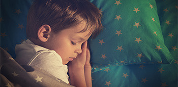 Niño durmiendo con enuresis nocturna monosintomática