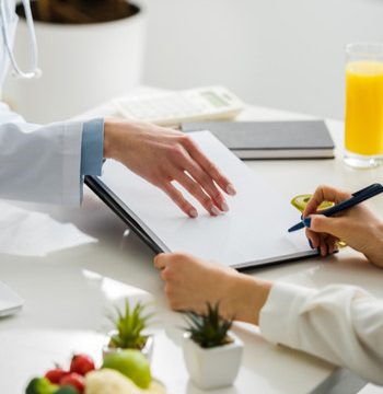 Doctores con una libreta evaluando un plan nutricional