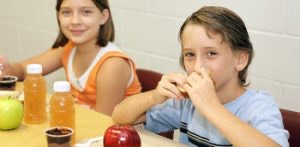 Niños en el comedor de la escuela alimentándose