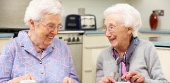 Dos mujeres mayores alimentándose en una residencia