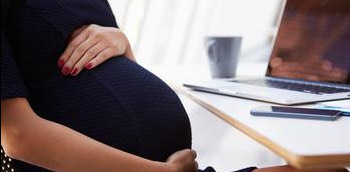 Mujer embarazada sentada comiendo