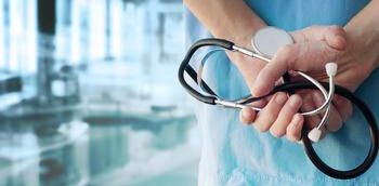 Doctor con fonendo evaluando la calidad de la asistencia sanitaria y del servicio hospitalario