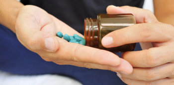 Mano de paciente con pastillas para el tratamiento de bipolaridad