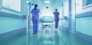 Dos médicos con una camilla en urgencias