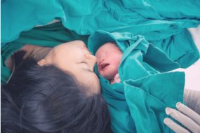 Madre con recién nacido en el parto